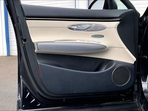 Certified 2025 Genesis GV70 2.5T Select w/ Select Package image 23