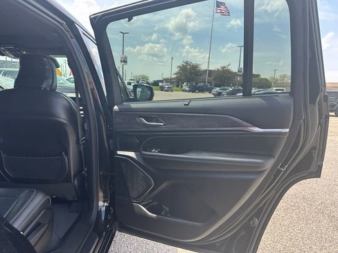 Used 2023 Jeep Grand Cherokee L Overland w/ Luxury Tech Group IV AWD/4WD image 19
