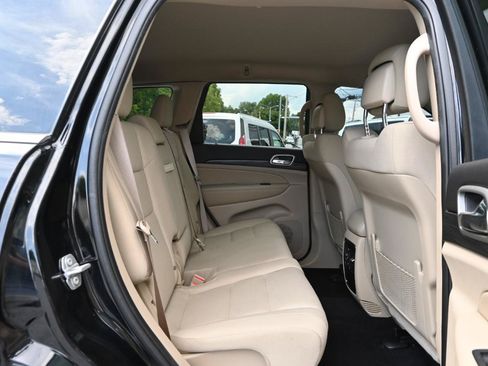 Used 2019 Jeep Grand Cherokee Laredo AWD/4WD image 36