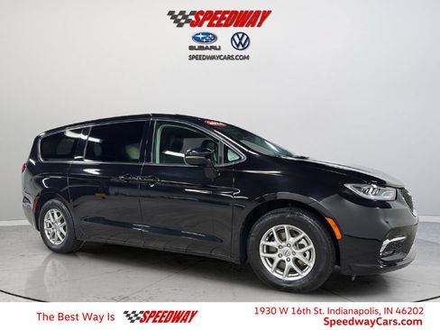Used 2024 Chrysler Pacifica Touring-L FWD image 1