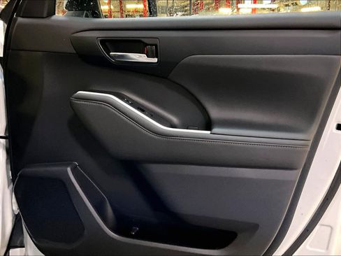 Used 2023 Toyota Highlander XLE image 12