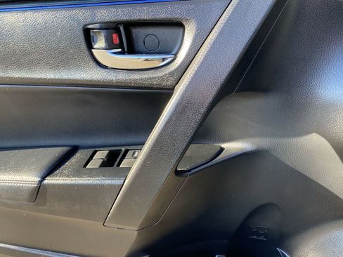 Used 2017 Toyota Corolla SE image 16