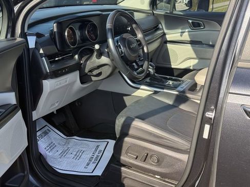 Used 2022 Kia Carnival LX FWD image 12