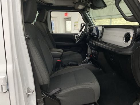 Used 2025 Jeep Wrangler Unlimited Sahara AWD/4WD image 18