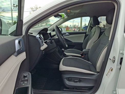 Used 2025 Volkswagen Taos SE image 13