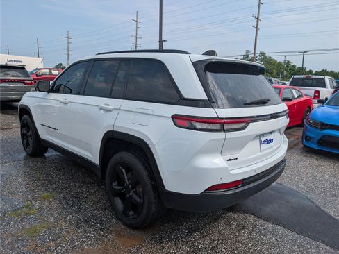 Used 2023 Jeep Grand Cherokee Altitude AWD/4WD image 3