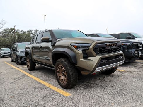Used 2025 Toyota Tacoma 4x4 Double Cab Hybrid image 6