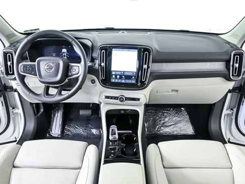 Certified 2025 Volvo XC40 B5 Plus w/ Protection Package Premier image 18