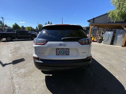 Used 2020 Jeep Cherokee Latitude w/ Cold Weather Group AWD/4WD image 5
