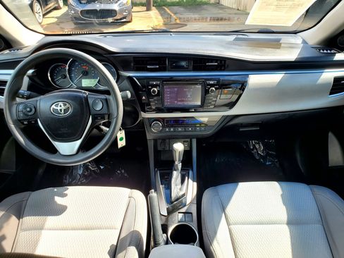 Used 2016 Toyota Corolla LE FWD image 2