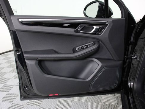 Certified 2025 Porsche Macan image 20