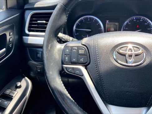 Used 2018 Toyota Highlander Limited Platinum AWD/4WD image 24