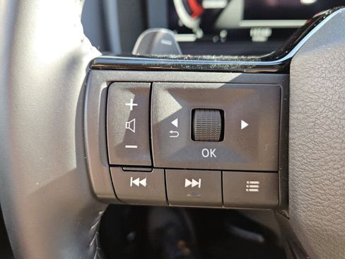 Used 2025 Nissan Rogue Platinum w/ Platinum Premium Package FWD image 12