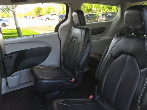 Used 2024 Chrysler Pacifica Touring-L image 15