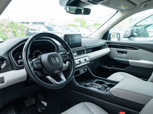 Used 2025 Honda Pilot EX-L image 16