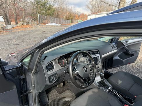 Used 2017 Volkswagen Golf S image 26