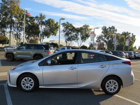 Used 2022 Toyota Prius L Eco image 7