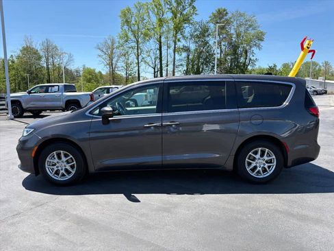 Used 2023 Chrysler Pacifica Touring-L FWD image 26
