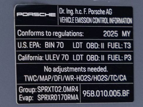 Certified 2025 Porsche Macan AWD/4WD image 37