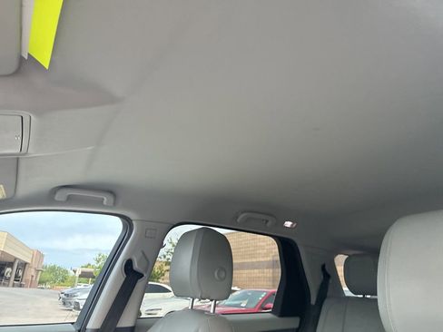 Used 2017 Land Rover Discovery Sport SE image 8