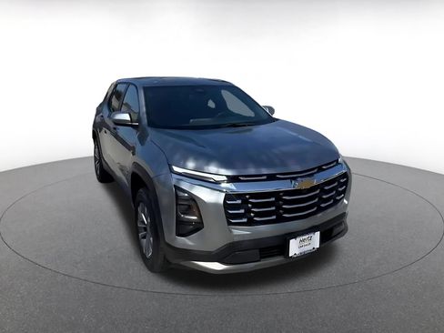 Used 2025 Chevrolet Equinox LT FWD image 3
