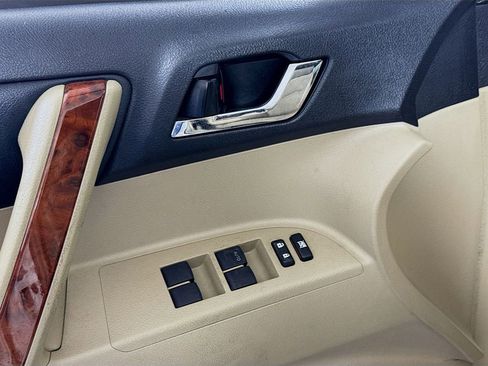 Used 2011 Toyota Highlander Limited w/ Tow Pkg image 17