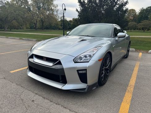 Used 2017 Nissan GT-R Premium w/ Premium Interior Package image 2