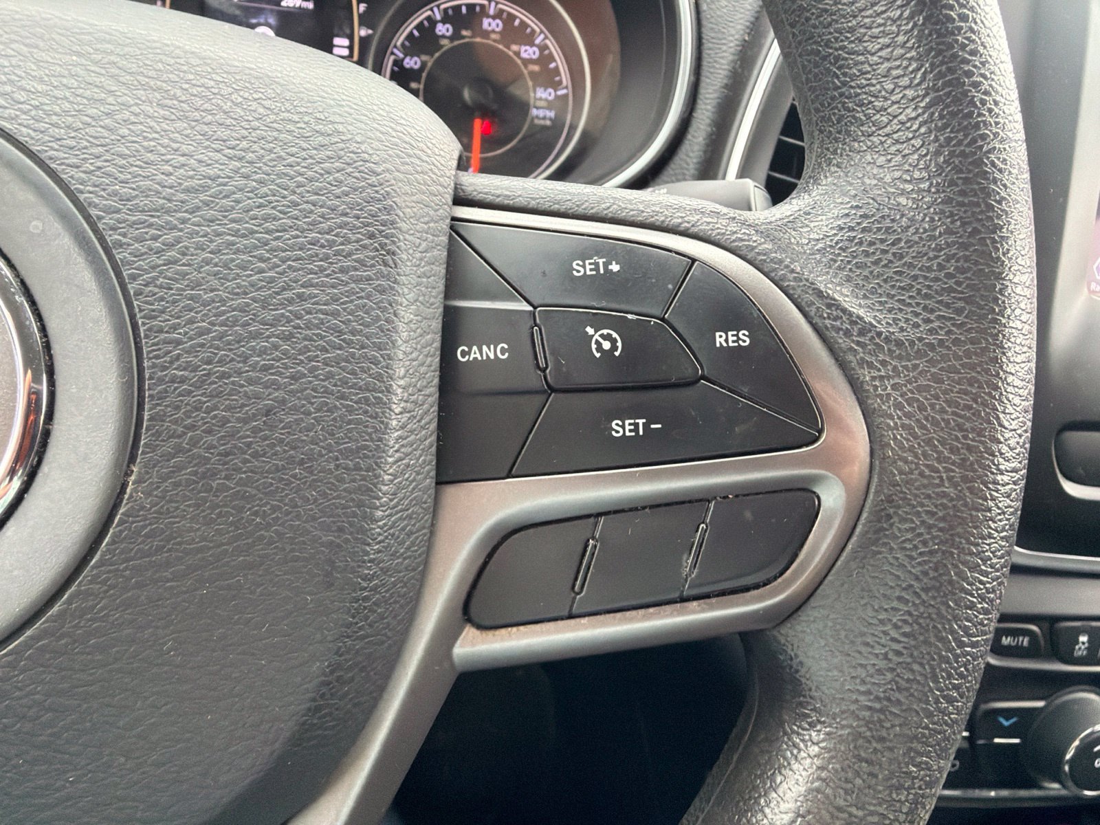 Used 2020 Jeep Cherokee Latitude FWD image 19