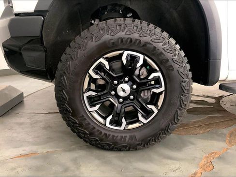 Used 2025 Chevrolet Silverado 1500 ZR2 w/ Technology Package AWD/4WD image 9