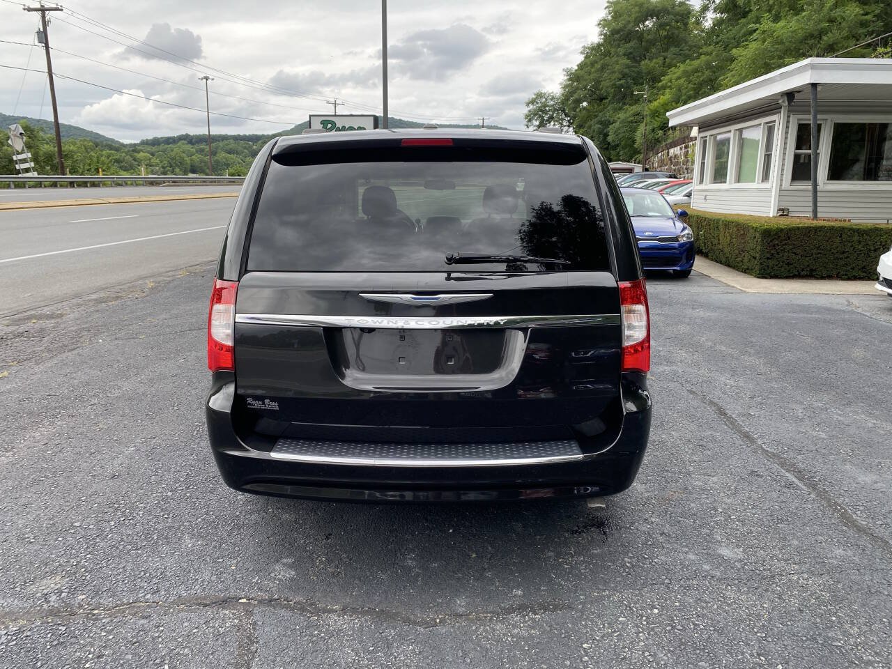 Used 2015 Chrysler Town & Country Touring w/ Driver Convenience Group FWD image 8