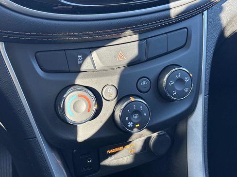 Certified 2022 Chevrolet Trax LT w/ LT Convenience Package image 29