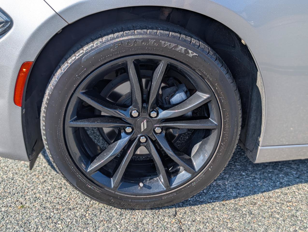Used 2018 Dodge Charger SXT w/ Blacktop Package RWD image 3