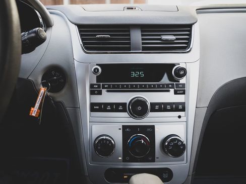 Used 2011 Chevrolet Malibu LS image 2