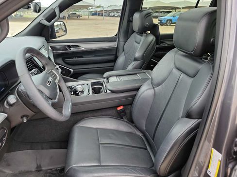 Used 2024 Jeep Wagoneer Series II AWD/4WD image 15