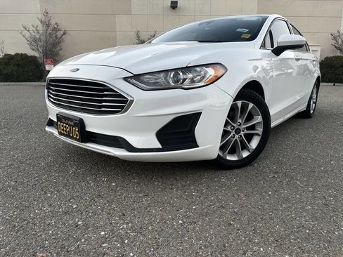 Used 2020 Ford Fusion SE image 2