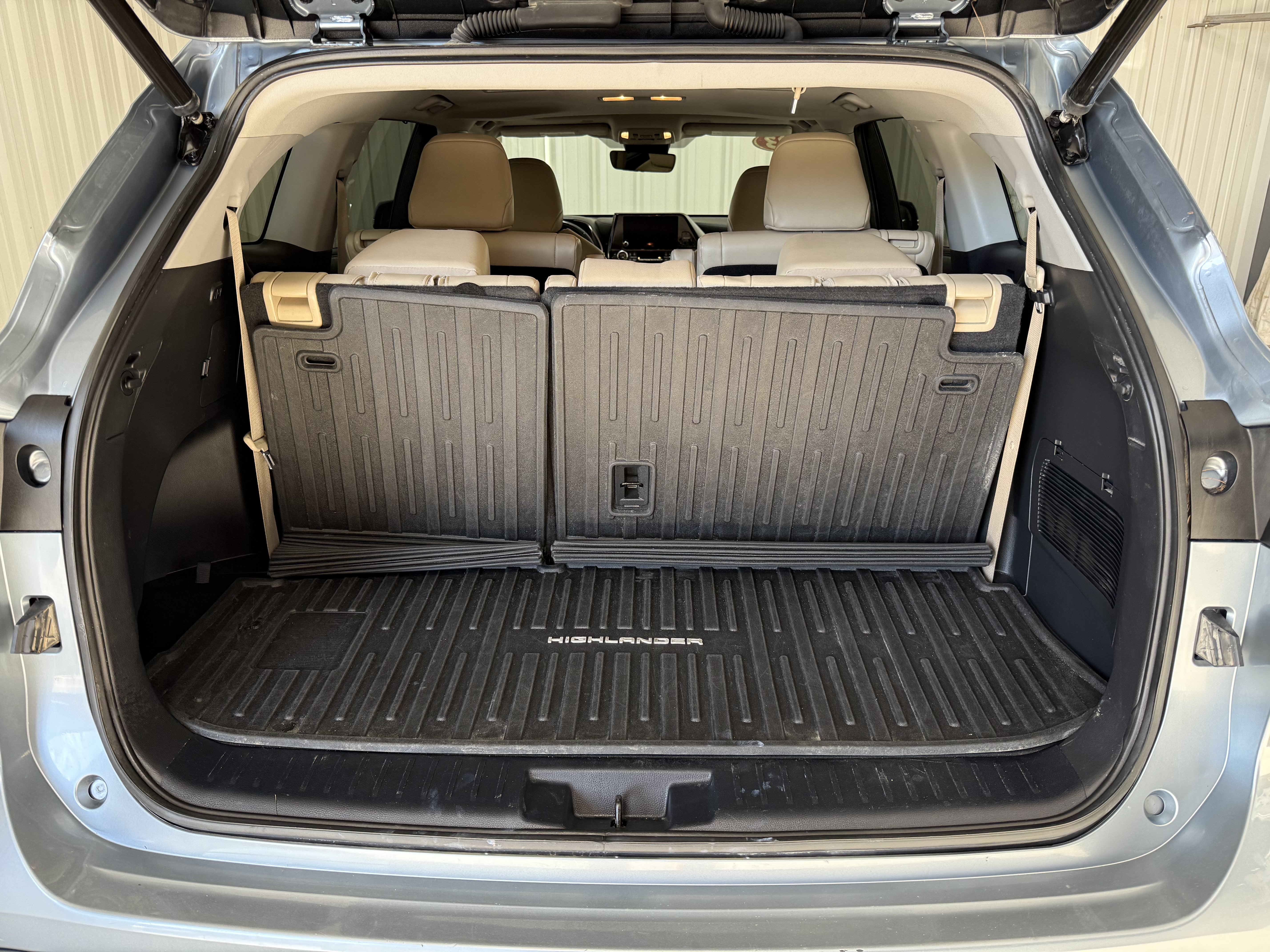 Used 2023 Toyota Highlander XLE AWD/4WD image 5