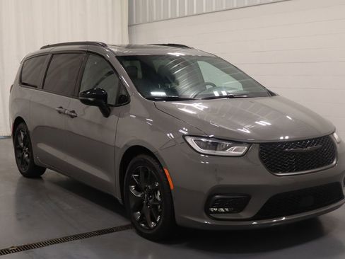 Used 2025 Chrysler Pacifica Limited FWD image 2