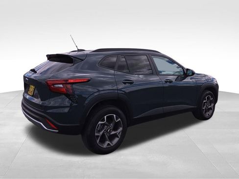 Used 2025 Chevrolet Trax LT w/ LT Convenience Package image 6