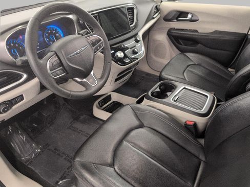 Used 2024 Chrysler Pacifica Touring-L FWD image 10