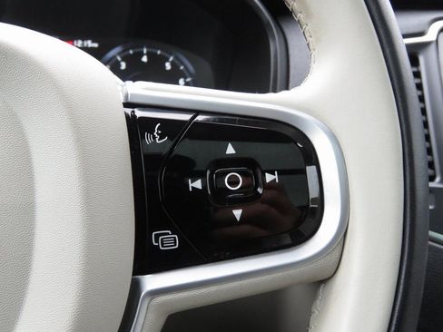 Used 2020 Volvo XC90 T6 Momentum w/ Protection Package image 27