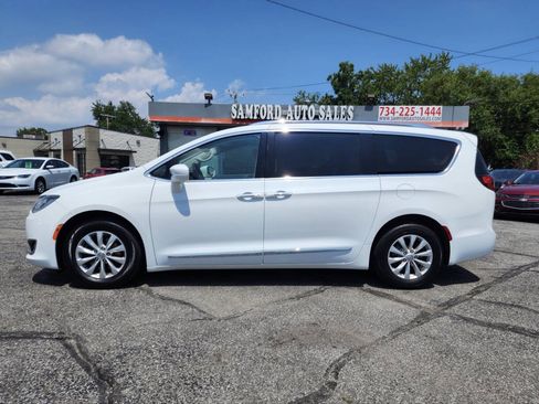 Used 2019 Chrysler Pacifica Touring-L FWD image 3