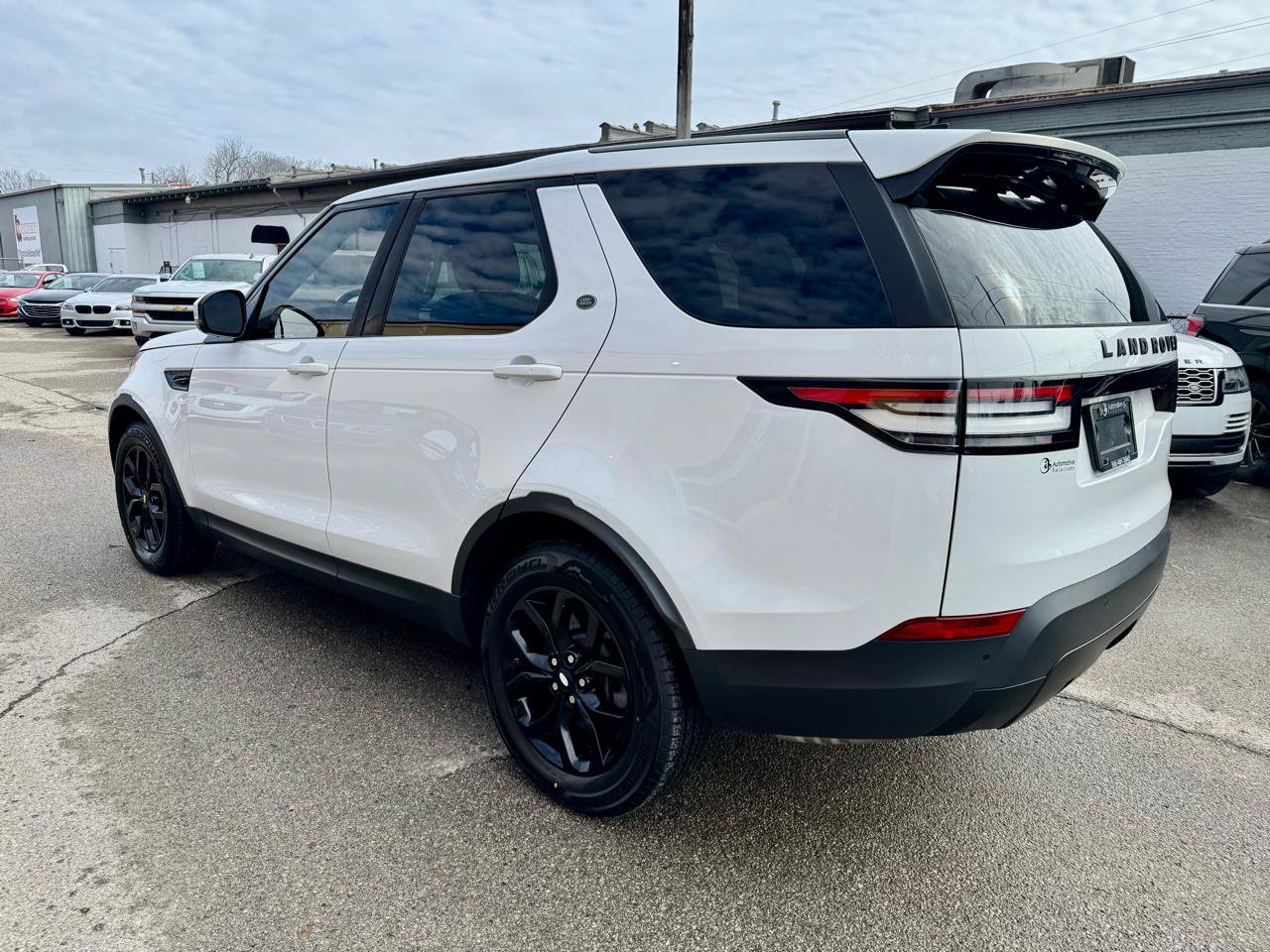 Used 2017 Land Rover Discovery SE AWD/4WD image 4