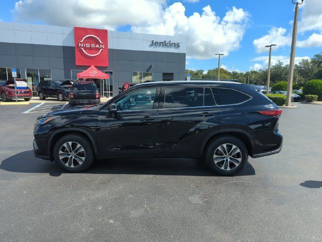 Used 2022 Toyota Highlander XLE FWD image 11