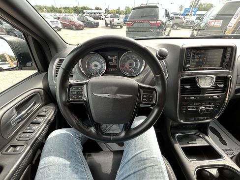 Used 2014 Chrysler Town & Country S FWD image 28