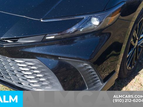 Used 2025 Toyota Camry SE image 12