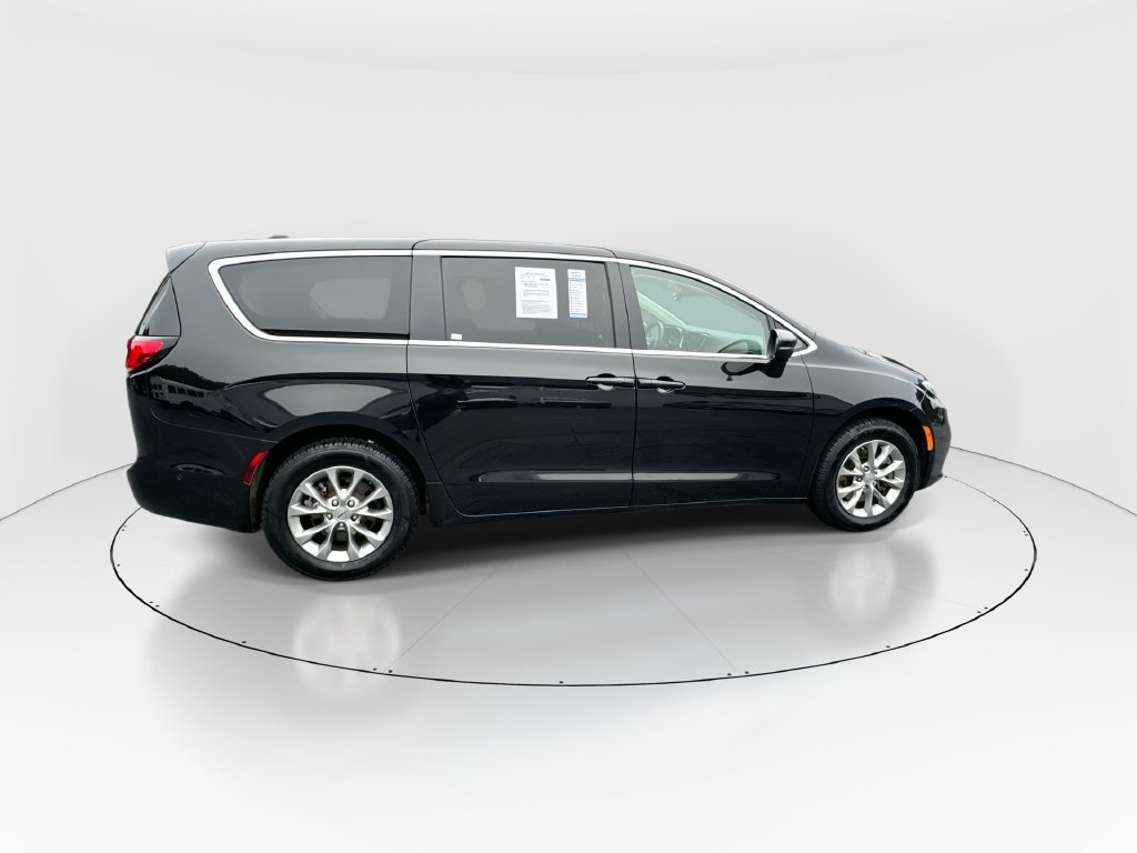 Used 2023 Chrysler Pacifica Touring-L w/ Uconnect Theater Family Group AWD/4WD image 9