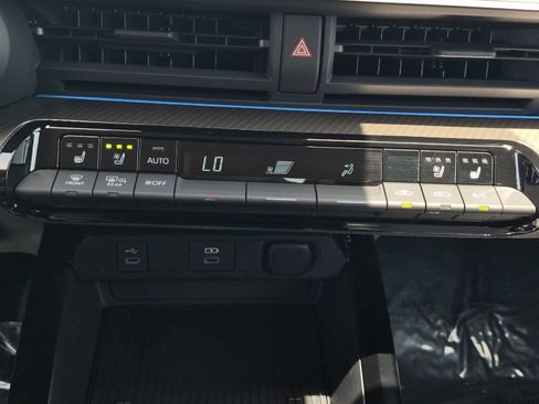 Used 2025 Toyota Prius Limited w/ Limited Premium Package FWD image 19