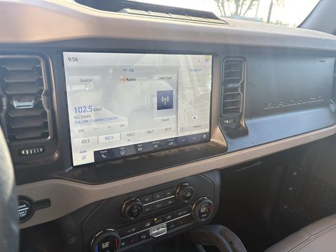 Used 2023 Ford Bronco Wildtrak image 10