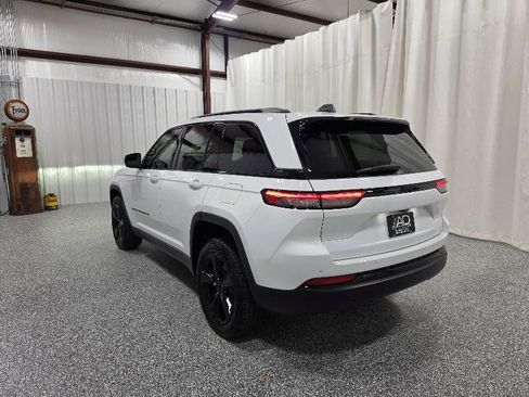 Used 2022 Jeep Grand Cherokee Altitude RWD image 9