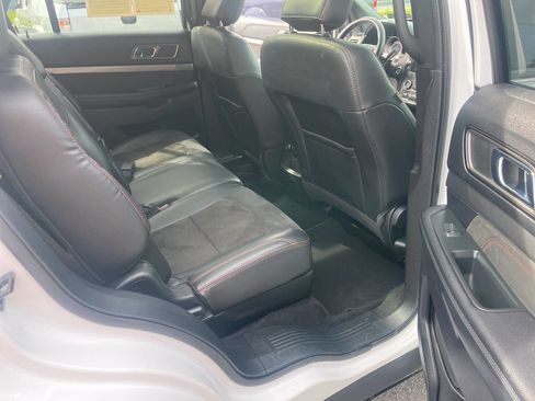 Used 2019 Ford Explorer XLT w/ Equipment Group 202A AWD/4WD image 34
